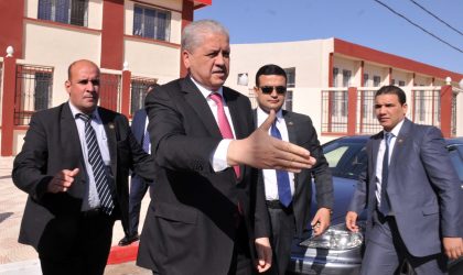 Abdelmalek Sellal inaugure une usine de traitement de gaz à Hassi-Moumène